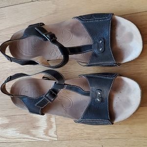 Clarks Active Air t-strap black sandals 8